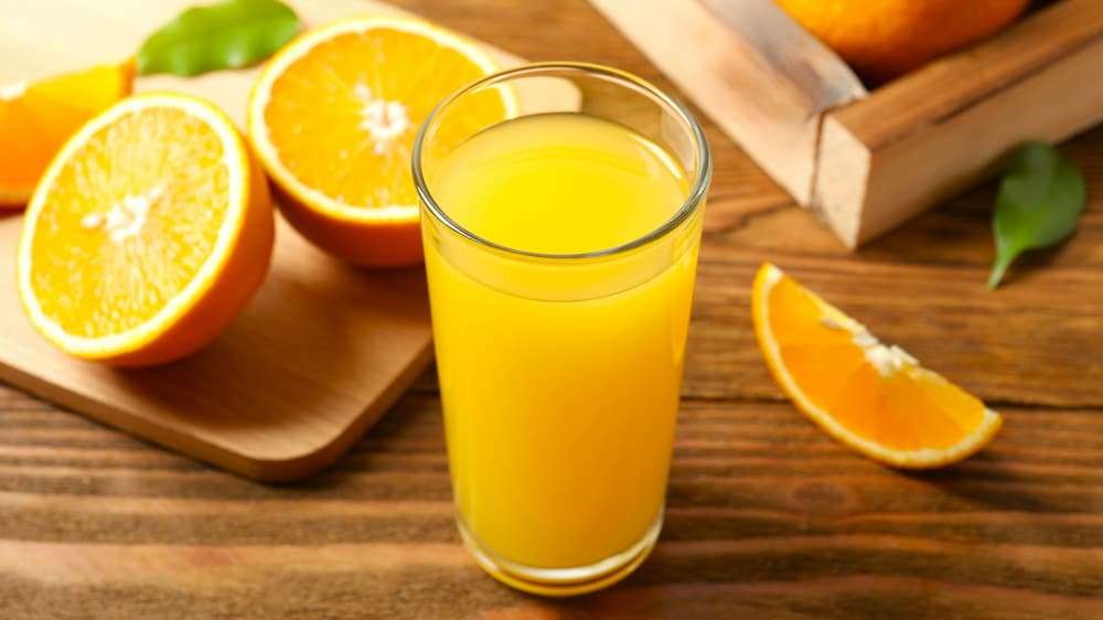 آبمیوه پرتقال خونی با طعم ترش و شیرین و رنگ طبیعی جذاب
